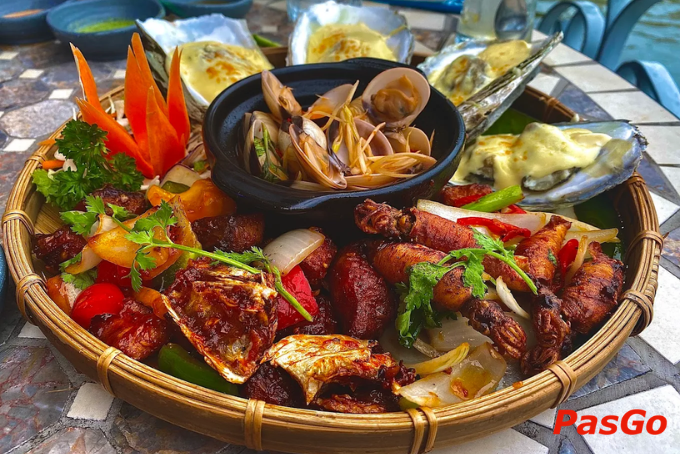 Mẹt đồ ăn hấp dẫn tại nhà hàng Marina