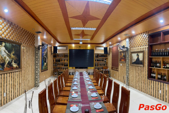 Phòng VIP rộng rãi, bàn tiệc sang trọng tại Saphia cho nhóm khách đông người