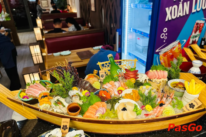 Thuyền sushi tại nhà hàng Nhật Bản Sushi Sakura 