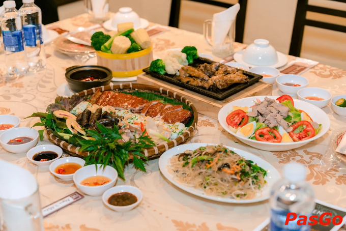 Trọn vị tinh hoa ẩm thực trên một bàn tiệc.