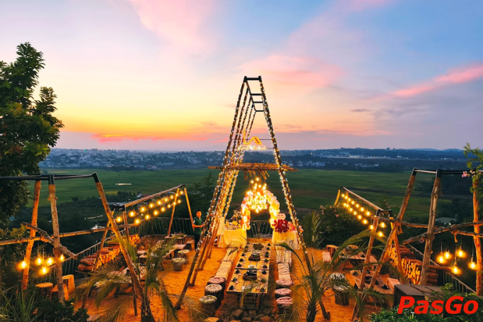 Không gian sân vườn view cực chill tại Tiệm Nướng La La Land – nhà hàng ở Pleiku