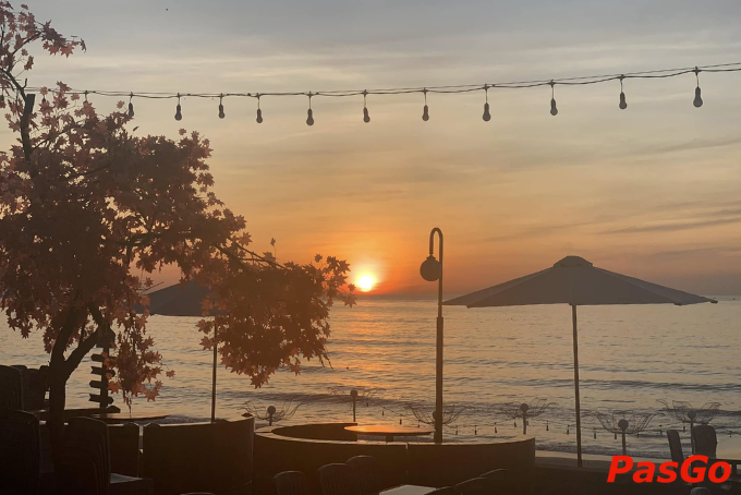 Không gian ngoài trời sát biển tại Nhà hàng Mekong Cửa Tùng