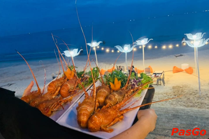 Tôm nướng mang hương vị của biển cả tại Mekong Cửa Tùng