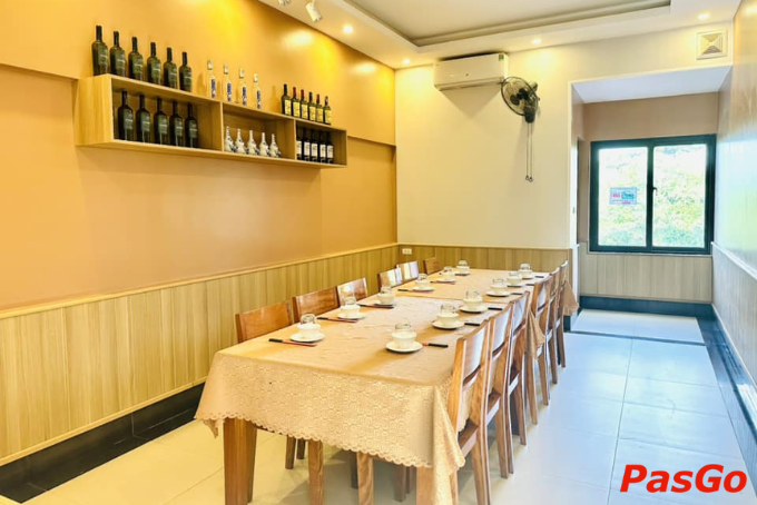 Không gian Tân Châu với bàn gỗ mộc mạc, ánh đèn vàng ấm và cách bài trí tinh tế