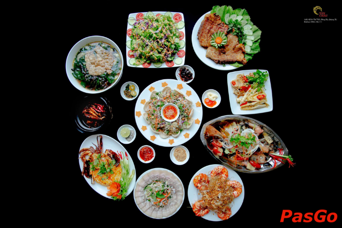 Mâm cơm đậm vị miền Trung gợi nhớ bữa cơm gia đình ấm cúng tại nhà hàng ở Quảng Trị.