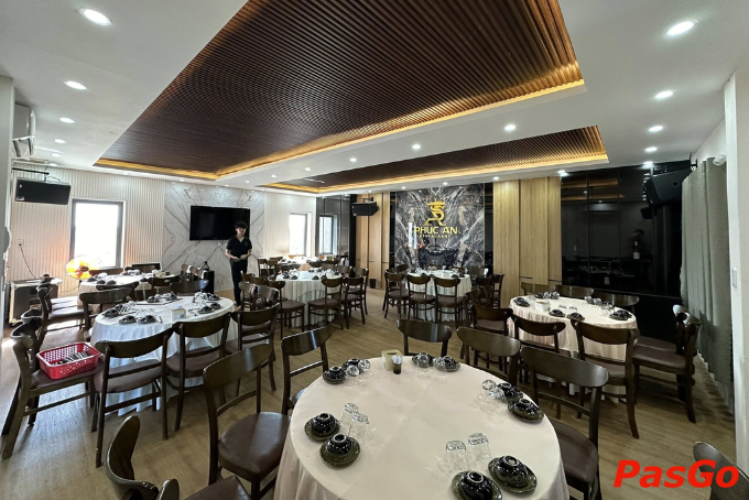 Không gian nhà hàng Phúc An ấm cúng được bày trí tinh tế dưới ánh đèn vàng sang trọng
