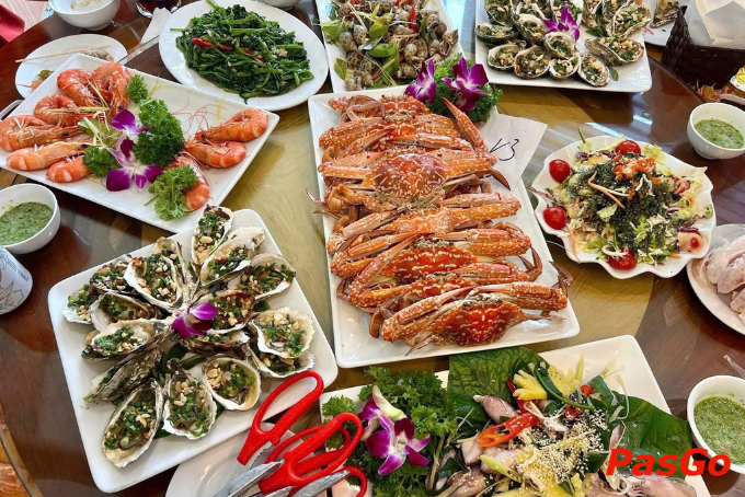 Bàn tiệc hải sản hấp dẫn tại nhà hàng Biển Đông
