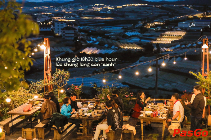 Không gian sân vườn xanh mát và thung lũng nhà đèn rực rỡ về đêm tại Túi Mơ To Garden