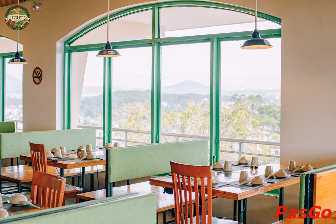 Toàn cảnh thành phố Đà Lạt nhìn từ nhà hàng Léguda trên đỉnh đồi Robin