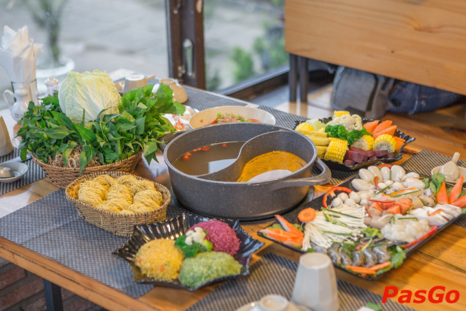 Quầy buffet rau tươi và nồi lẩu hai ngăn hấp dẫn tại Léguda
