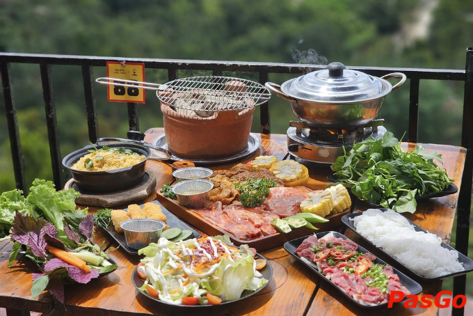 Bàn tiệc thịt nướng và lẩu nghi ngút khói hấp dẫn tại Chill in Dalat