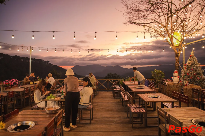 Cảnh hoàng hôn rực rỡ nhìn từ Tiệm nướng Hoàng Hôn giữa đồi thông Đà Lạt