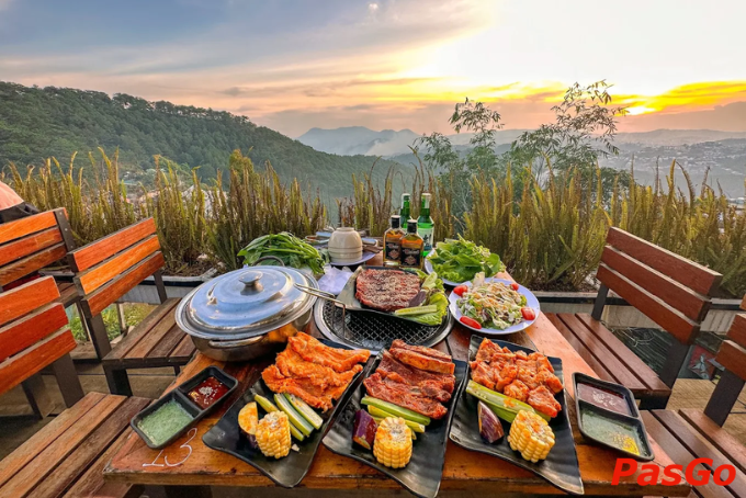 Mâm đồ nướng hấp dẫn với sườn tảng, bò sốt và cơm lam đặc trưng