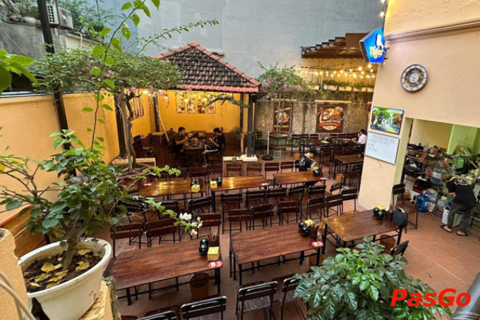 Không gian ngoài trời thoáng mát tại Bia Hơi 570
