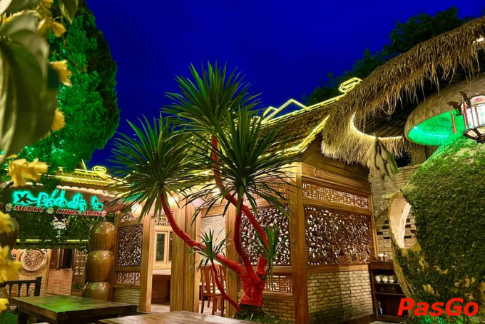 Không gian sân vườn mát mẻ tại Bách Hỷ An – quán ăn ngon Bảo Lộc