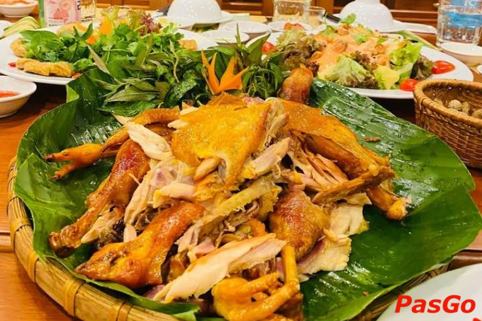 Gà nướng lu hấp dẫn tại quán ngon Bách Hỷ An