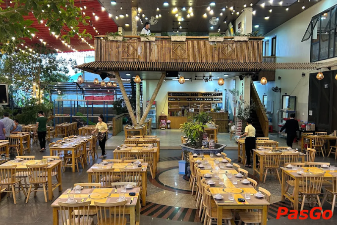 Không gian sân vườn tại Làng nướng Bò Lạc Cảnh