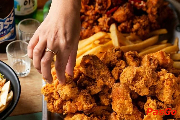 Á Đông BBQ – quán ăn trẻ trung nổi bật với gà sốt và pizza kéo sợi hấp dẫn.