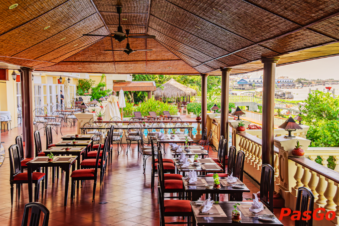 Không gian sang trọng, view sông lãng mạn tại quán ăn ngon Châu Đốc Bassac Restaurant