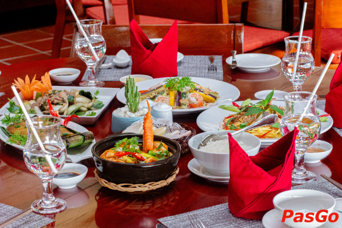 Bàn tiệc hấp dẫn với các món đặc sản miền Tây