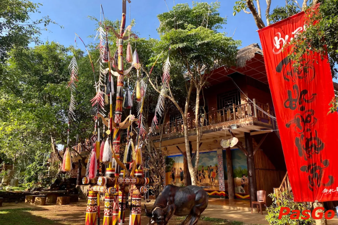 Không gian làng Jrai truyền thống tại quán Bazan