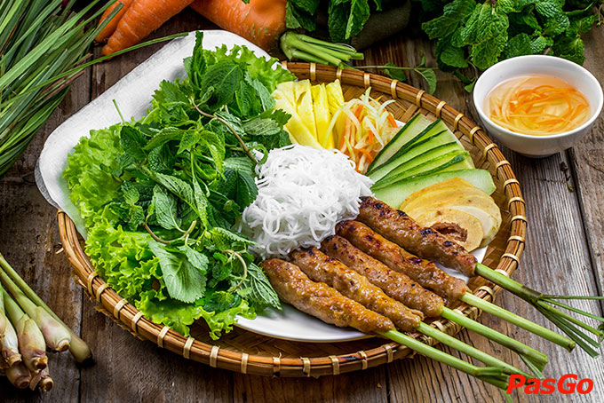 Nem lụi cùng rau sống tươi mát tại Nét Huế Times City