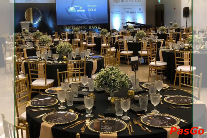 Không gian nhà hàng New Century hiện đại phù hợp tổ chức sự kiện lớn nhỏ.