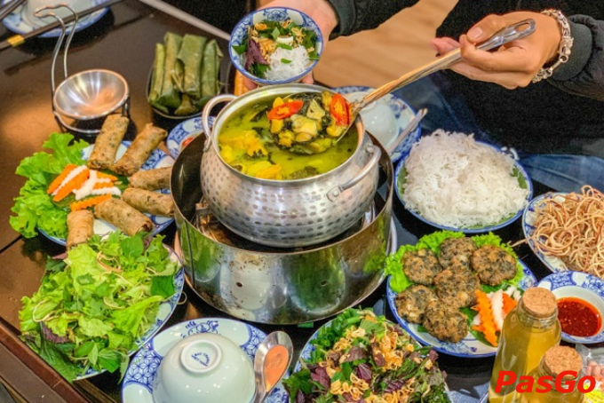 Nồi lẩu ốc nóng hổi với đầy đủ topping tại quán ăn ngon Lạng Sơn