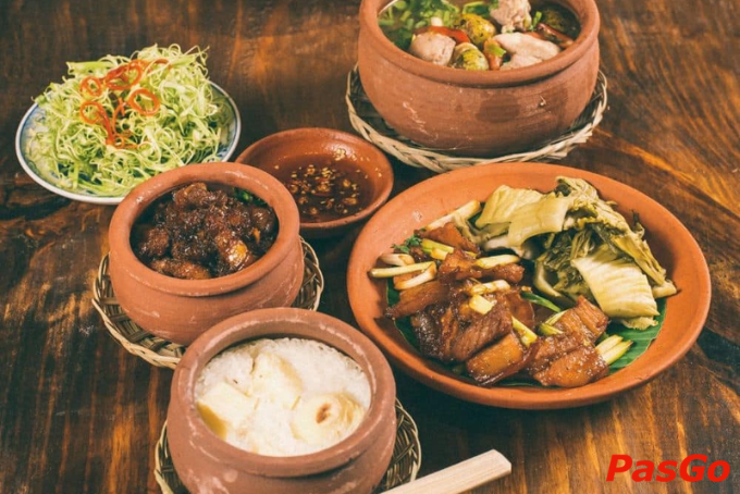 Cơm niêu đất với lớp cháy vàng giòn rụm ăn kèm cá kho, canh chua tại Đất Lửa