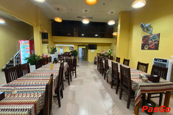 Không gian mộc mạc, ấm cúng với bàn ghế gỗ tại Đất Lửa