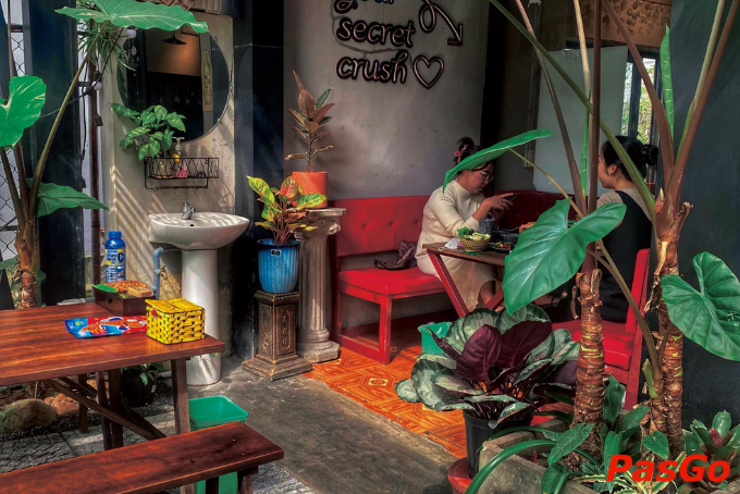 Không gian Thao Lao mộc mạc với bàn ghế tre, đèn vải và decor đậm chất Lào