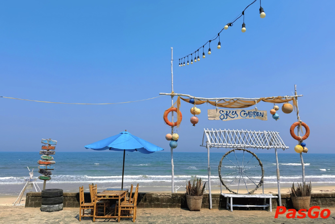 Không gian quán ăn ven biển mang phong cách Hàn Quốc view biển xanh mát, lý tưởng cho buổi hẹn hò nhẹ nhàng.