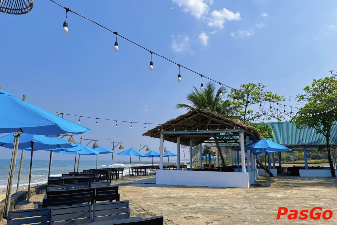 Không gian quán ăn ven biển ở Quảng Trị trang trí lãng mạn, view sát biển cực chill
