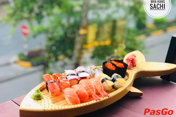 Sushi trình bày trên khay gỗ hình con cá độc đáo và sáng tạo