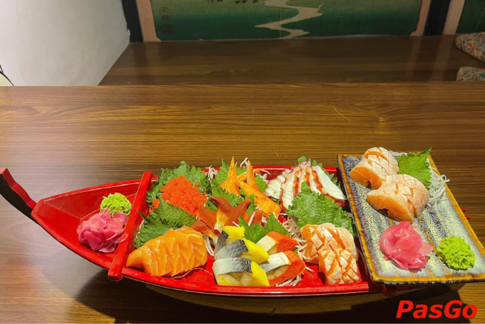 Thuyền sashimi tươi ngon với cá hồi, bạch tuộc, trứng cá và các loại hải sản sống tại nhà hàng Nhật ở Quảng Trị.