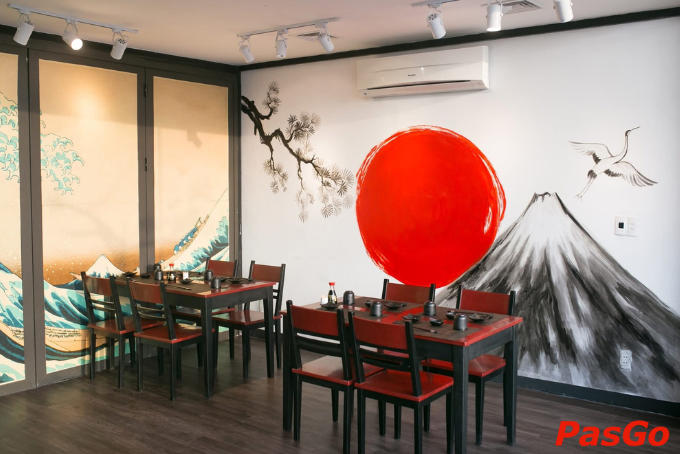 Không gian phòng ăn phong cách Nhật Bản với tranh vẽ núi Phú Sĩ, mặt trời đỏ và bàn ghế gỗ tại nhà hàng Nhật ở Quảng Trị.