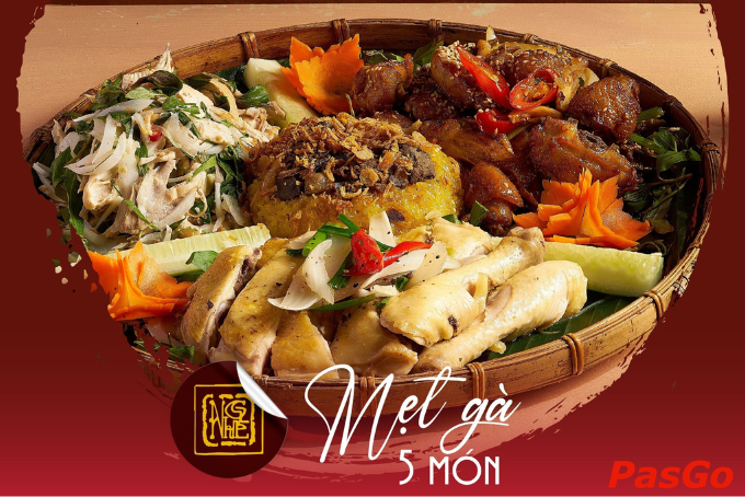 Mẹt gà 5 món hấp dẫn với gà luộc, xôi gà, gà quay, gỏi gà và rau sống tại quán ăn ngon ở Quảng Trị.