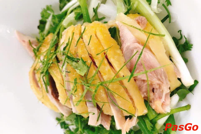 Phần gà đùi được thái mỏng giòn nhẹ và béo ngậy