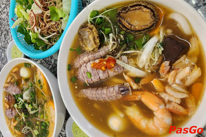 Bánh canh topping bào ngư, tôm tít, cua, chả cá – lựa chọn sáng sang chảnh tại Đông Hà.