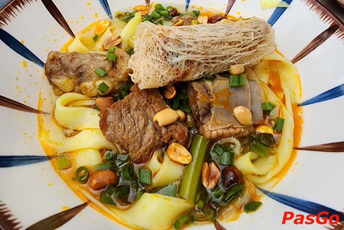 Tô mì Quảng sườn non kèm ram giòn, nước lèo đậm đà – món ăn sáng dân dã nhưng cuốn hút.