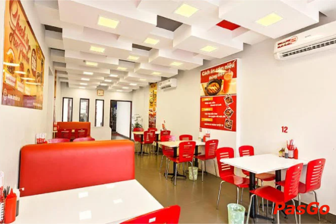 Không gian đa dạng bàn đơn, bàn nhóm tại KOMBO