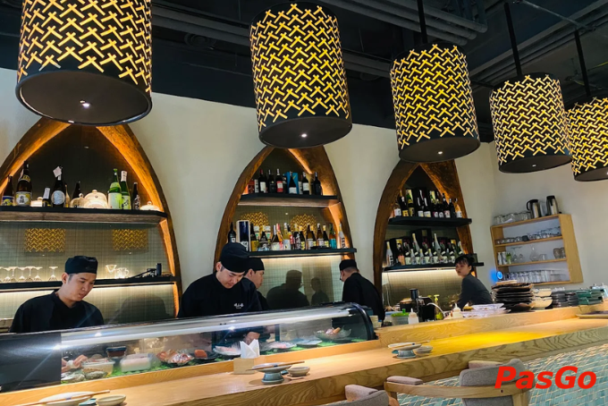 Kh&ocirc;ng gian quầy sushi mở tại qu&aacute;n Nhật Kasa Sushi 