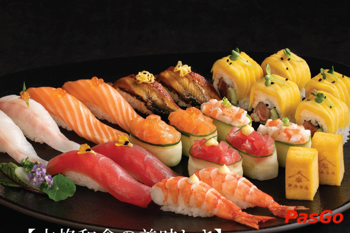 Combo sashimi c&aacute; hồi, c&aacute; ngừ, trứng c&aacute; hồi được ưa chuộng tại Kasa Sushi