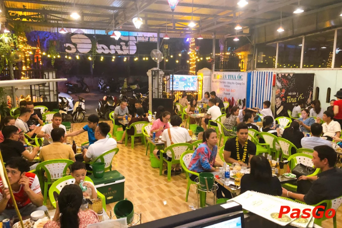 Không gian đường phố cực chill tại quán ăn vặt Đông Hà Ốc Tina 