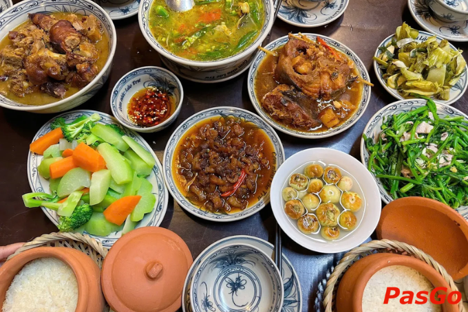 Cơm niêu truyền thống dân dã tại nhà hàng Lão Trư Lạng Sơn