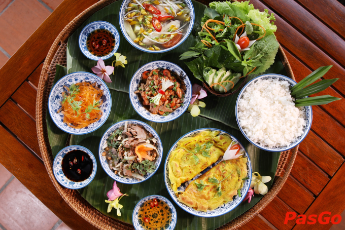 Mâm cơm truyền thống miền Tây tại nhà hàng La Giang