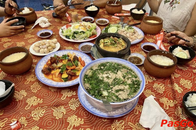 Phần cơm niêu truyền thống tại Vĩnh Ký với cá kho, thịt kho, rau luộc và mắm kho quẹt đậm vị