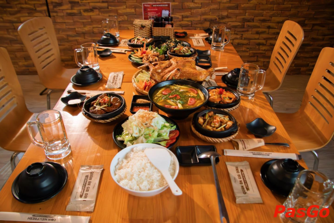 Cơm niêu giòn cạnh ăn kèm gà nướng cơm lam, cá kho và rau rừng tại Cơm Niêu Fresh Đà Lạt