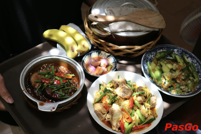 Mâm cơm gia đình đơn giản tại Cơm Linh với cá chiên, canh rau và trứng rán nóng hổi