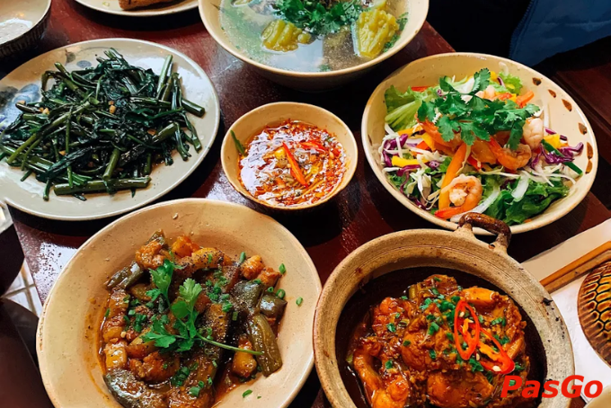 Phần cơm tấm đầy đủ tại Út Thiện gồm sườn nướng, trứng, chả bì và nước mắm tỏi ớt đậm đà